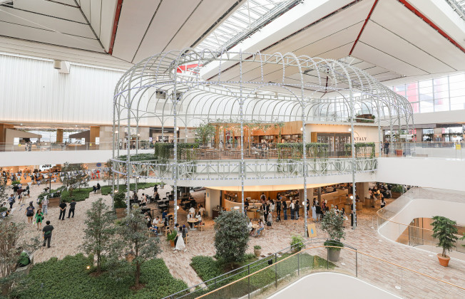 ▲고객들이 더현대 서울 5층을 둘러보고 있다. (사진제공=현대백화점)