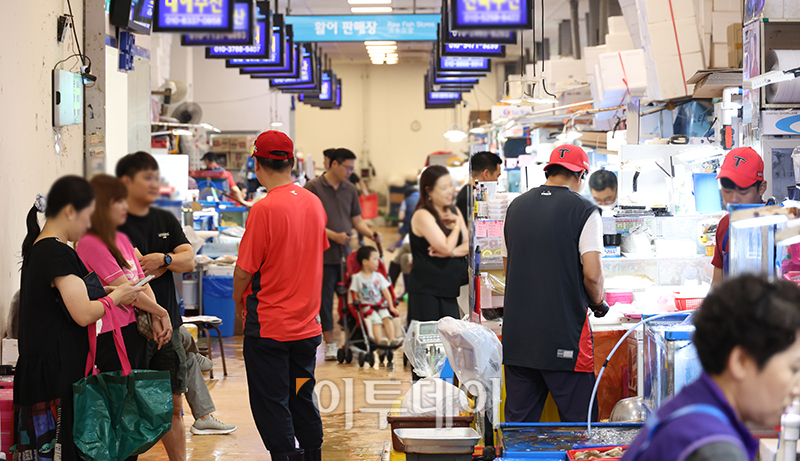 ▲일본 후쿠시마 오염수 방류가 시작된 후 첫 주말인 27일 서울 동작구 노량진 수산시장이 방문객들로 북적이고 있다. 고이란 기자 photoeran@