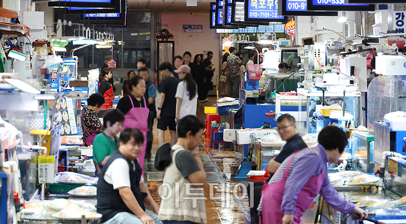 ▲일본 후쿠시마 오염수 방류가 시작된 후 첫 주말인 27일 서울 동작구 노량진 수산시장이 방문객들로 북적이고 있다. 고이란 기자 photoeran@