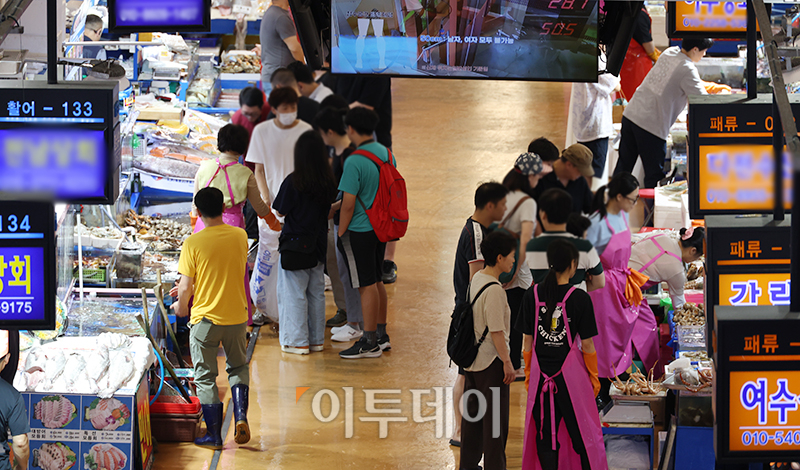 ▲일본 후쿠시마 오염수 방류가 시작된 후 첫 주말인 27일 서울 동작구 노량진 수산시장이 방문객들로 북적이고 있다. 고이란 기자 photoeran@