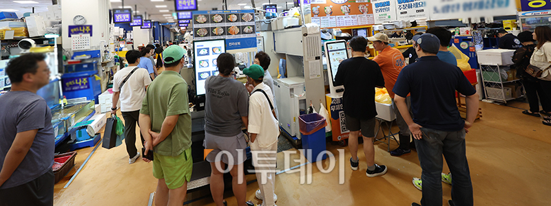 ▲일본 후쿠시마 오염수 방류가 시작된 후 첫 주말인 27일 서울 동작구 노량진 수산시장이 방문객들로 북적이고 있다. 고이란 기자 photoeran@