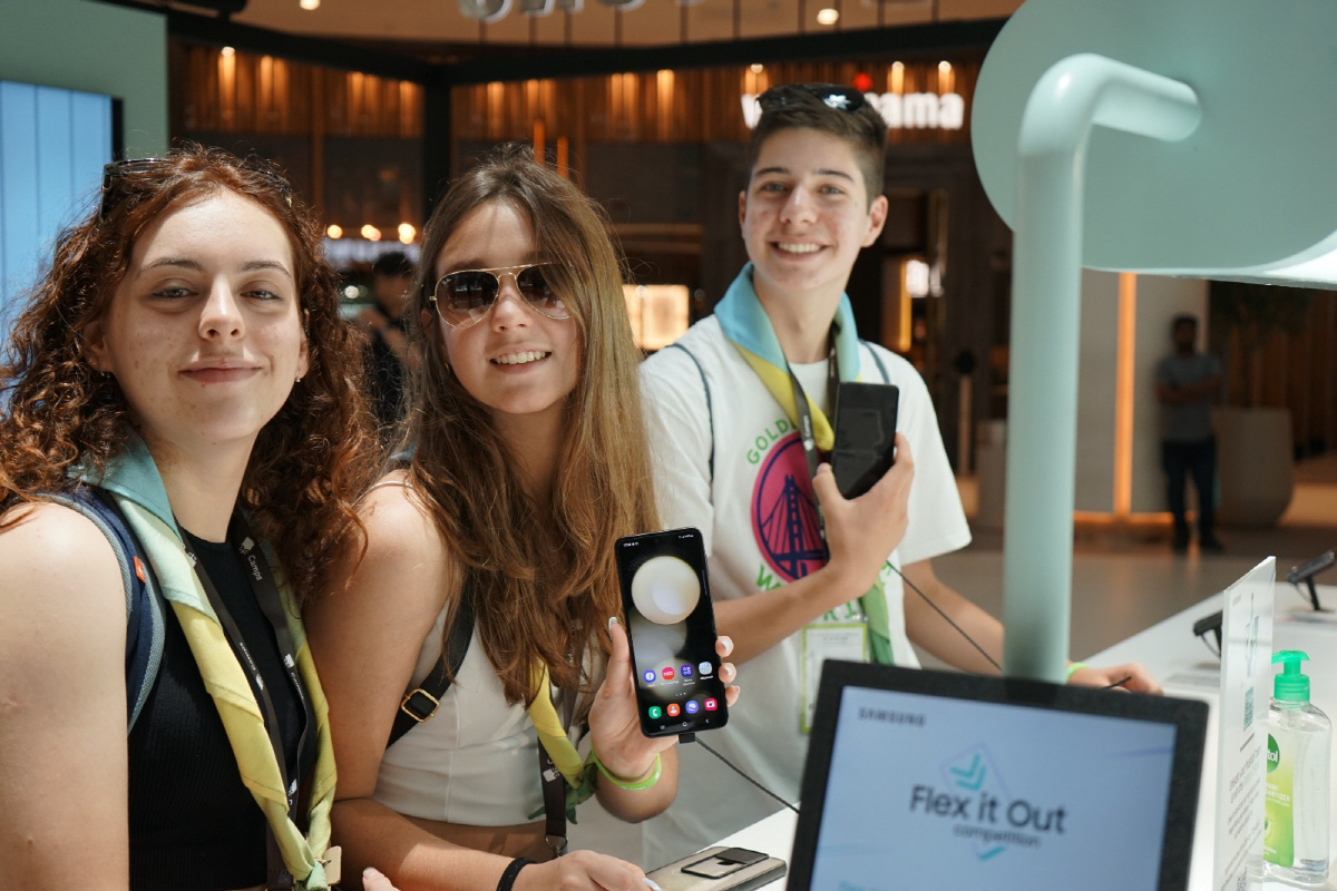 ▲아랍에미레이트 두바이의 ‘두바이 몰’에 위치한 ‘갤럭시 익스피리언스 스페이스‘ 방문객들이 플립5를 체험 중이다. 제공 삼성전자
