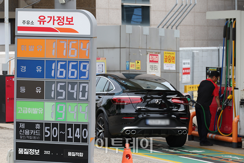 ▲27일 서울의 한 주유소 시세표. 고이란 기자 photoeran@