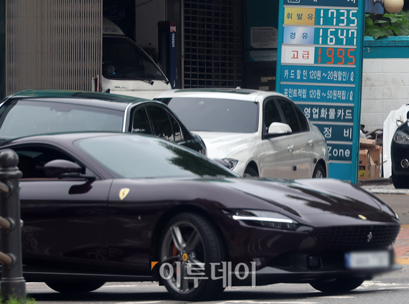 ▲27일 서울의 한 주유소 시세표. 고이란 기자 photoeran@