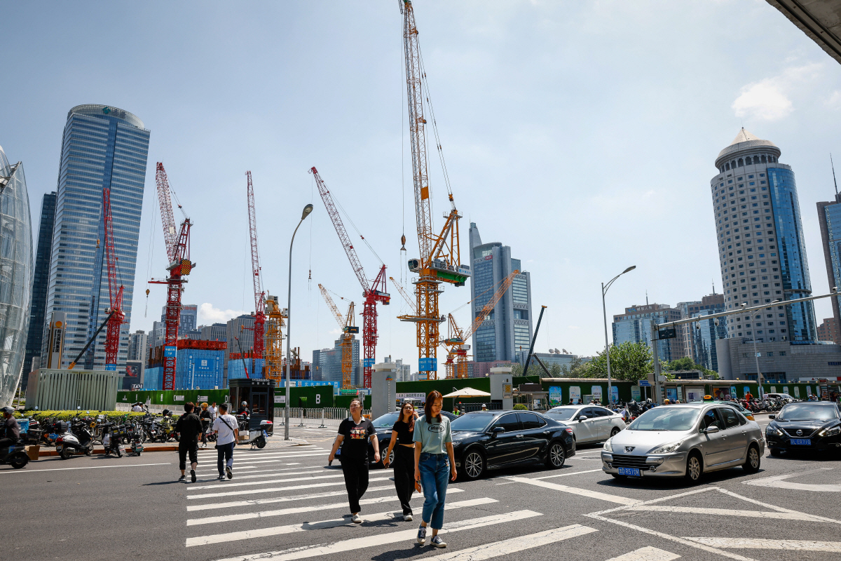 ▲중국 베이징 중심업무지구에서 사람들의 모습이 보인다. 베이징/EPA연합뉴스