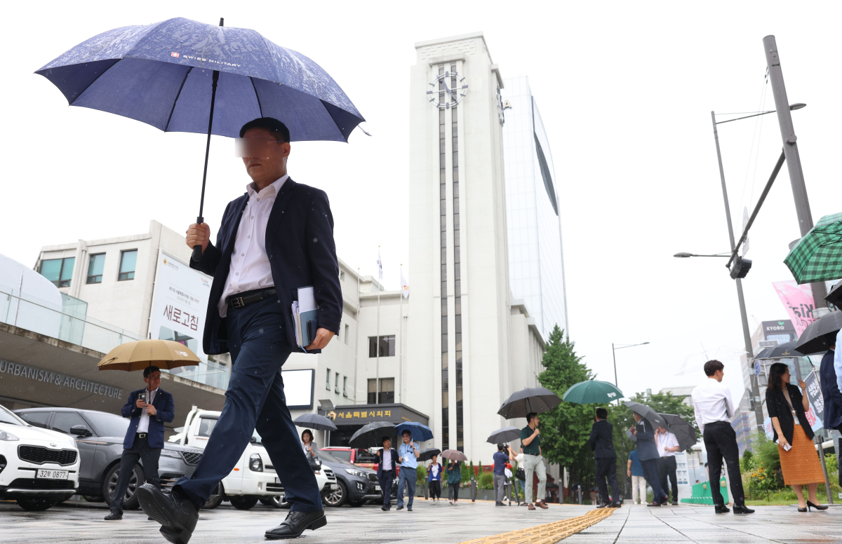 ▲서울시의회는 ‘서울의 옛 모습찾기’ 일환으로 시의회 본관의 시계탑을 복원해 28일 제막식을 갖고 시민들에게 공개했다. 사진은 이날 서울시의회 시계탑 모습. 신태현 기자 holjjak@