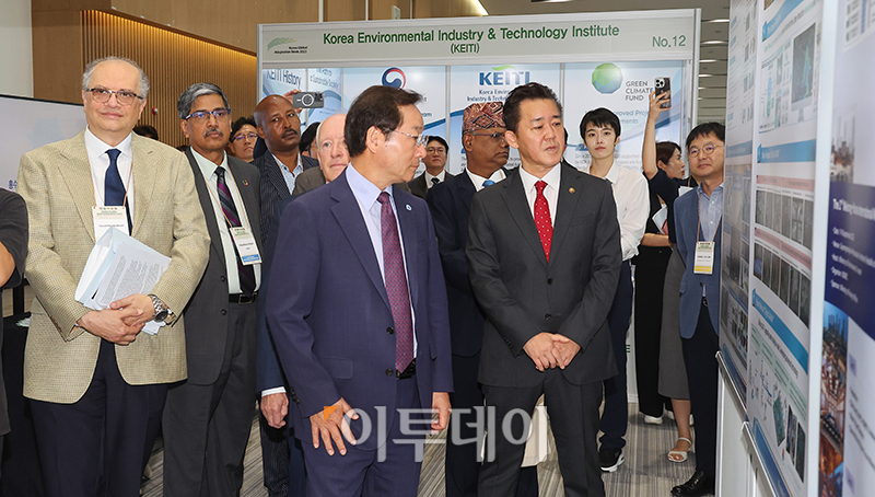▲28일 인천 연수구 송도컨벤시아에서 열린 2023 유엔기후변화협약(UNFCCC) 적응주간 개회식에 참석한 유셰프 나셰프 유엔기후변화협약 적응프로그램 국장, 유정복 인천시장, 임상준 환경부 차관 등이 환경 관련 업체 전시 부스를 둘러보고 있다. 사진공동취재단