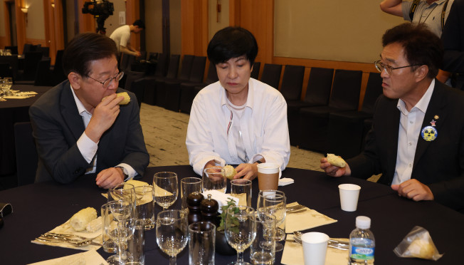 ▲28일 강원 원주 오크밸리에서 열린 더불어민주당 국회의원 워크숍에서 이재명 대표가 김영주, 우원식 의원 등과 옥수수를 먹고 있다.  (연합뉴스)