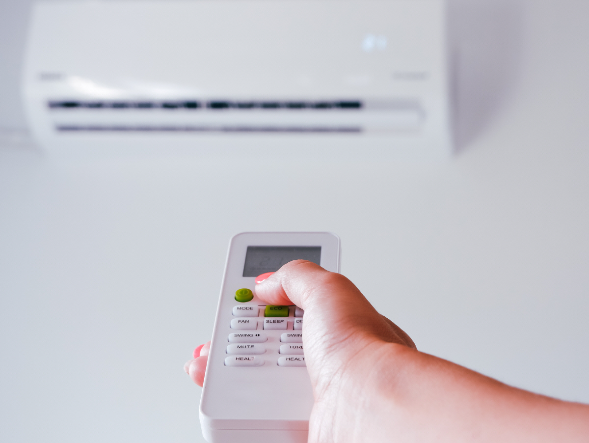 ▲한 사람이 리모콘으로 에어컨을 켜고 있다. 출처 게티이미지뱅크
