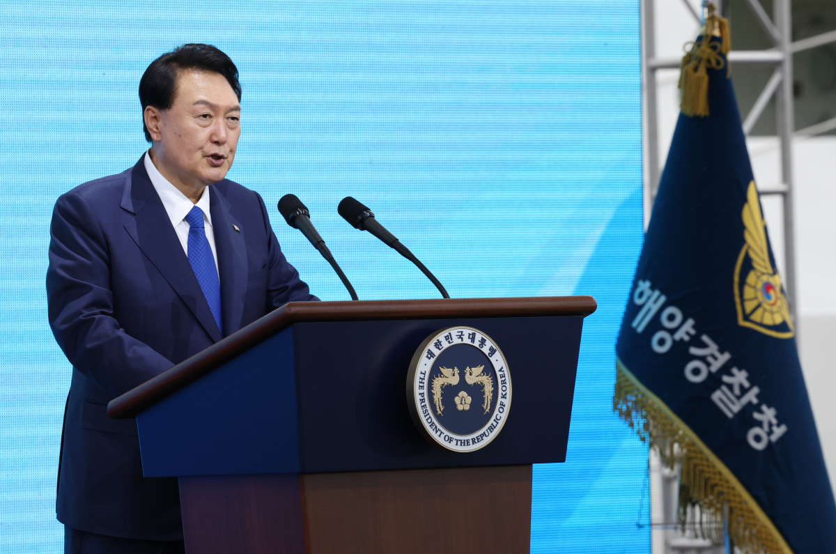 ▲윤석열 대통령이 28일 인천 서구 아라서해갑문에서 열린 제70주년 해양경찰의 날 기념식에서 기념사를 하고 있다. (연합뉴스)