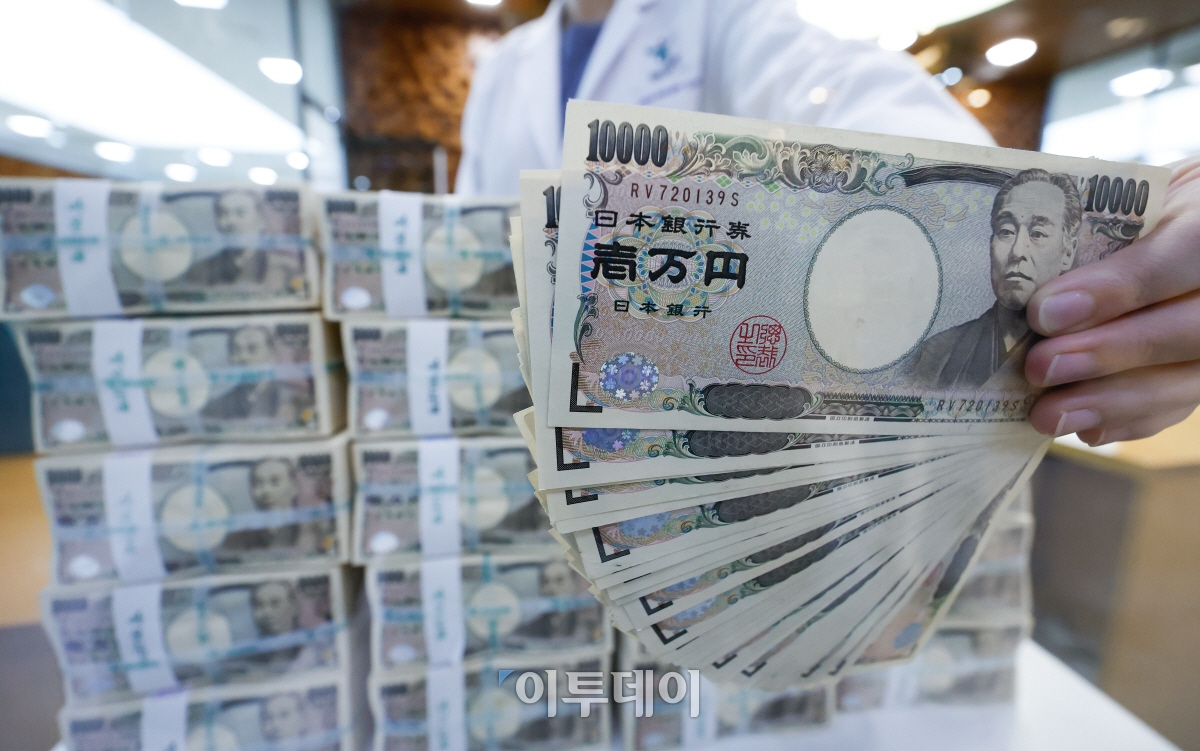 ▲지난달 24일 서울 중구 하나은행 위변조대응센터에서 관계자가 일본 엔화를 정리하고 있다. 조현호 기자 hyunho@