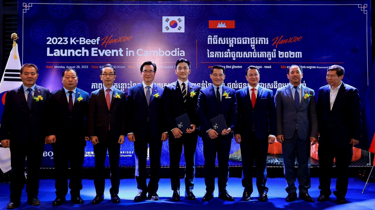 ▲28일 캄보디아 프놈펜에서 열린 한우 수출 기념식에서 정황근 농림축산식품부 장관(왼쪽 4번째)과 김삼주 전국한우협회 회장(왼쪽 2번째) 등 관계자들이 기념촬영을 하고 있다. (사진제공=농림축산식품부)