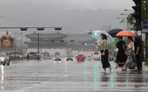 ▲비가 내린 23일 오후 서울 세종대로사거리에서 우산을 쓴 시민들이 횡단보도를 건너고 있다. (연합뉴스)
