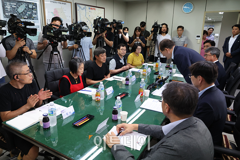 ▲조승환 해양수산부 장관이 29일 서울 수협강서공판장에서 원산지표시 현장점검과 관련해 시장상인, 관계자들과 간담회를 하고 있다. 고이란 기자 photoeran@