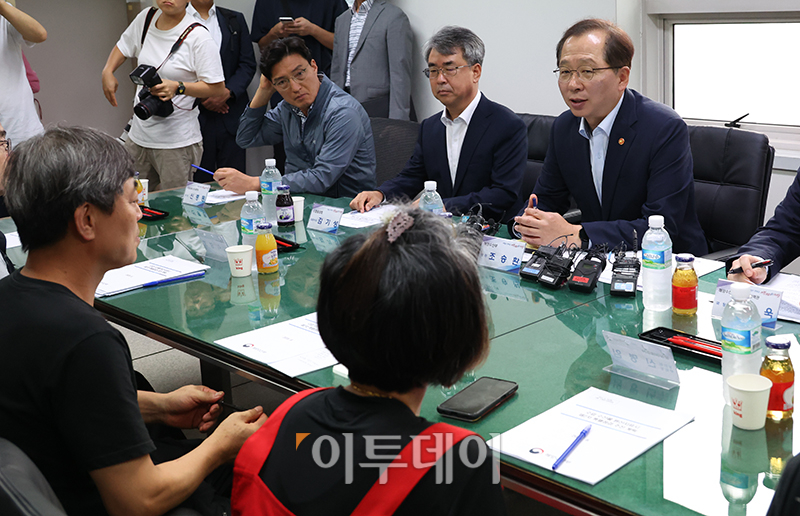 ▲조승환 해양수산부 장관이 29일 서울 수협강서공판장에서 원산지표시 현장점검과 관련해 시장상인, 관계자들과 간담회를 하고 있다. 고이란 기자 photoeran@