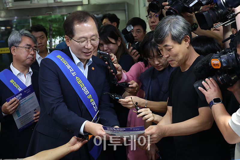 ▲조승환 해양수산부 장관이 29일 서울 수협강서공판장 수산물 시장에서 원산지표시 이행 현장점검을 하고 있다. 고이란 기자 photoeran@