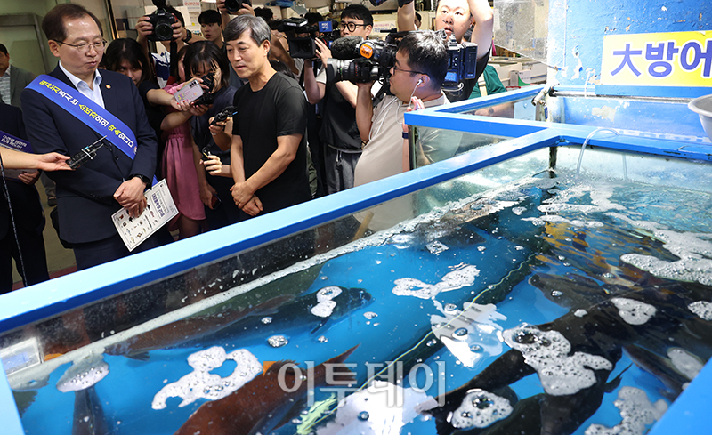 ▲조승환 해양수산부 장관이 29일 서울 수협강서공판장 수산물 시장에서 원산지표시 이행 현장점검을 하고 있다. 고이란 기자 photoeran@