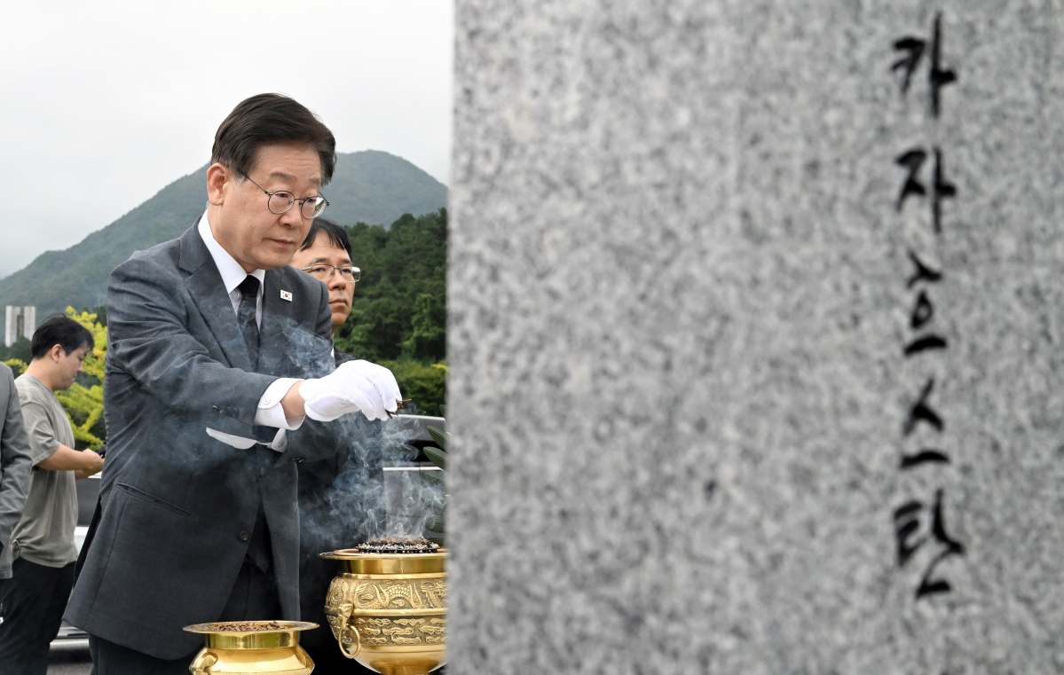 ▲<YONHAP PHOTO-4068> 참배하는 이재명 대표 (대전=연합뉴스) 이주형 기자 = 이재명 더불어민주당 대표가 29일 오후 대전 유성구 국립대전현충원 내 홍범도 장군 묘역을 찾아 참배하고 있다. 2023.8.29 coolee@yna.co.kr/2023-08-29 17:16:53/<저작권자 ⓒ 1980-2023 ㈜연합뉴스. 무단 전재 재배포 금지.>