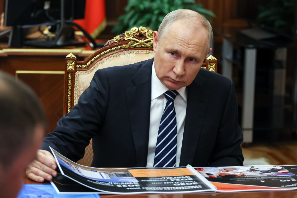 ▲블라디미르 푸틴 러시아 대통령이 28일(현지시간) 비탈리 코첸코 옴스크 주지사 대행과 대화하고 있다. 모스크바/타스연합뉴스