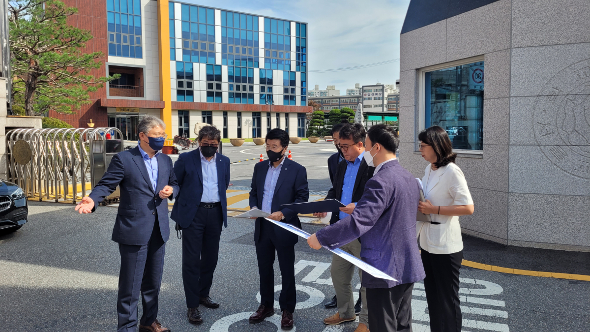 ▲서울 송파구가 차량 이동과 보행자 보도 이용이 혼용돼 안전사고 우려가 있던 잠실여고 인근 통행로 환경을 대폭 개선했다. (자료제공=송파구)