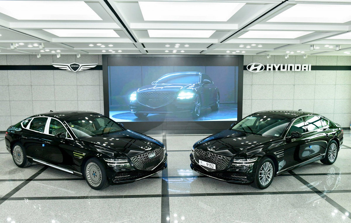 ▲기존 G80 차량(왼쪽)과 저온 경화 기술을 시험하기 위해 만든 G80 시험차(오른쪽). (사진제공=현대자동차)