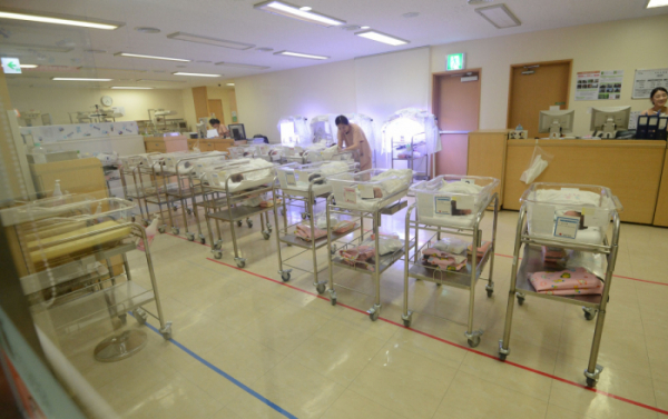 ▲서울의 한 산부인과 신생아실에서 간호사들이 신생아들을 돌보고 있다. 뉴시스