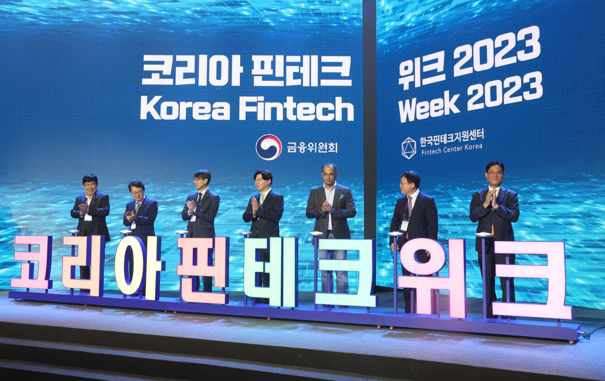▲김소영 금융위원회 부위원장 등 내빈들이 30일 서울 중구 동대문디자인플라자(DDP)에서 열린 ‘코리아 핀테크 위크 2023’에서 기념촬영을 하고 있다. 신태현 기자 holjjak@