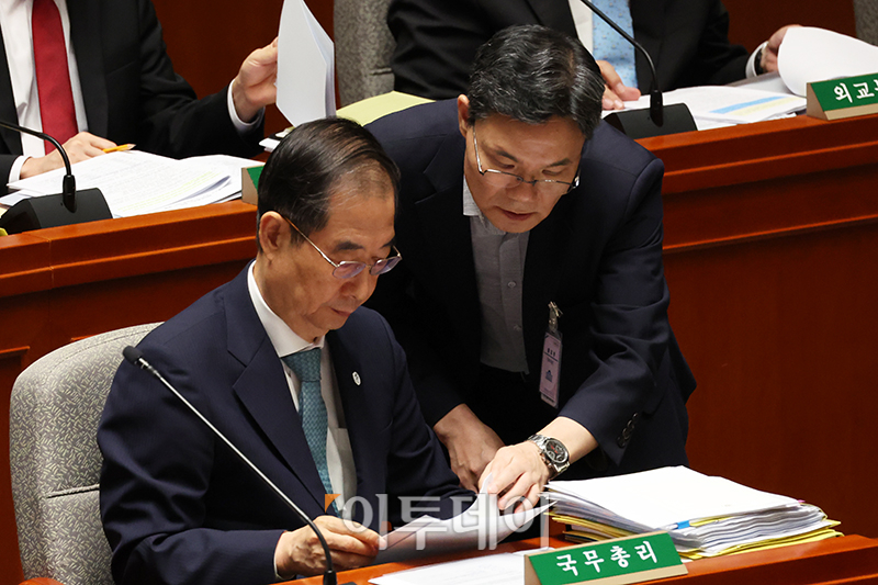 ▲한덕수 국무총리가 30일 서울 여의도 국회에서 예산결산특별위원회 전체회의에서 자료를 살펴보고 있다. 고이란 기자 photoeran@