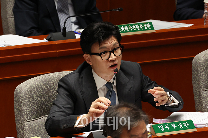 ▲한동훈 법무부 장관이 30일 서울 여의도 국회에서 예산결산특별위원회 전체회의에서 의원 질의에 답하고 있다. 고이란 기자 photoeran@