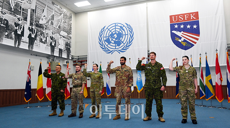 ▲강현욱(왼쪽부터) 캐나다 해군 소령, 시온 오웬(Sion Owen) 영국 공군 상병, 린지 프리만(Lyndsay Freeman) 호주 육군 소령, 니콜로 임브리아니(Nicolo Imbriani) 이탈리아 해병대 중위, 사이먼 존슨(Simon Johnson) 캐나다 육군 소령, 나타샤 보겐(Natacha Baugen) 뉴질랜드 공군 대위 등 유엔사 증원군들이 30일 경기도 평택 미군부대 험프리에서 기념촬영을 하고 있다. 사진공동취재단