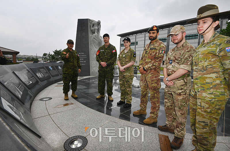▲강현욱(왼쪽부터) 캐나다 해군 소령, 사이먼 존슨(Simon Johnson) 캐나다 육군 소령,  나타샤 보겐(Natacha Baugen) 뉴질랜드 공군 대위, 니콜로 임브리아니(Nicolo Imbriani) 이탈리아 해병대 중위, 시온 오웬(Sion Owen) 영국 공군 상병, 린지 프리만(Lyndsay Freeman) 호주 육군 소령 등 유엔사 증원군들이 30일 경기도 평택 미군부대 험프리 내 유엔군 한국전쟁 기념비를 둘러보고 있다. 사진공동취재단