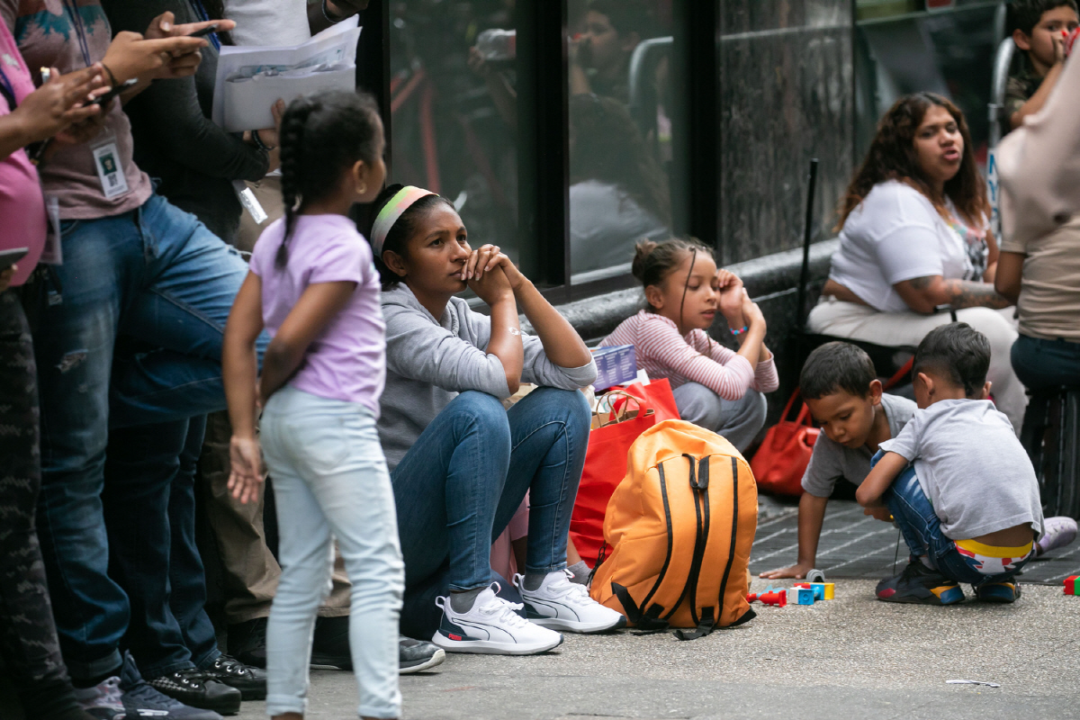 ▲미국 뉴욕 루즈벨트 호텔 앞에 4일 망명 신청자들이 앉아 있다. 뉴욕(미국)/신화뉴시스
