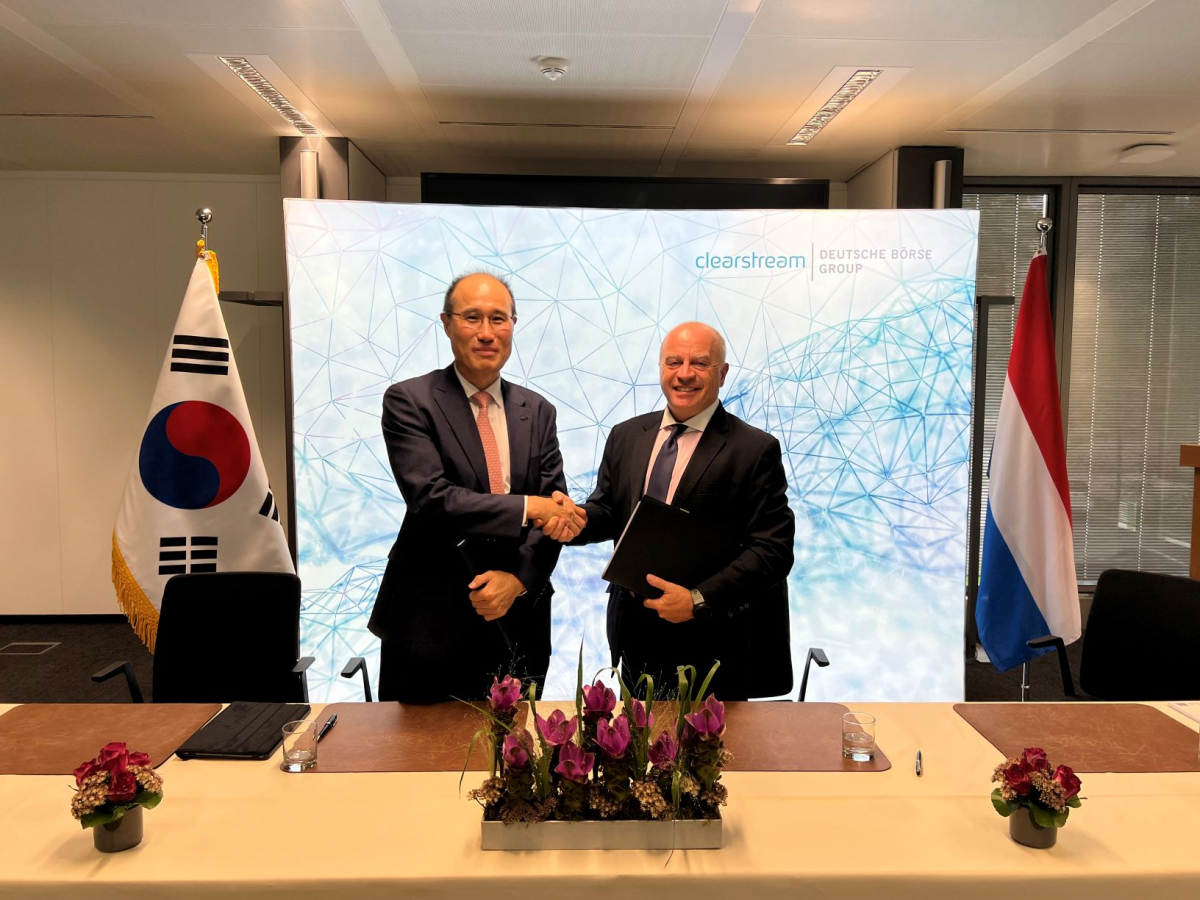 ▲30일(현지시각) 룩셈부르크에서 (사진 왼쪽부터) 이순호 한국예탁결제원 사장, 필립 브라운(Philip Brown) 클리어스트림 CEO가 국채통합계좌 구축·운영 계약을 체결 후 사진 촬영을 하고 있다. (출처=한국예탁결제원)