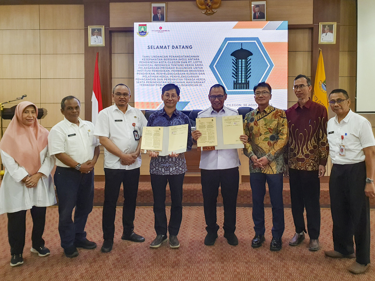 ▲30일 인도네시아 찔레곤 시청에서 롯데케미칼과 찔레곤시 관계자들이 업무협약을 체결한 후 기념 촬영을 하고 있다.  (사진제공=롯데케미칼)