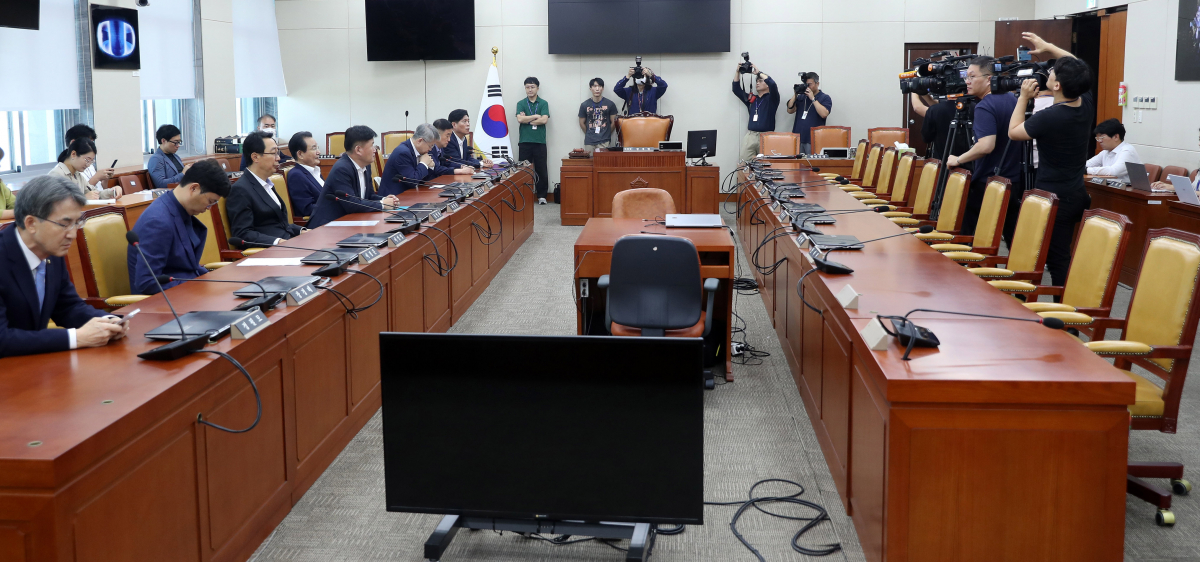 ▲[서울=뉴시스] 추상철 기자 = 조승래 과방위 야당 간사를 비롯한 더불어민주당 의원들이 21일 오전 서울 여의도 국회에서 열린 과학기술정보방송통신위원회 전체회의에서 야당 단독으로 회의를 하고 있다. 2023.08.21. scchoo@newsis.com