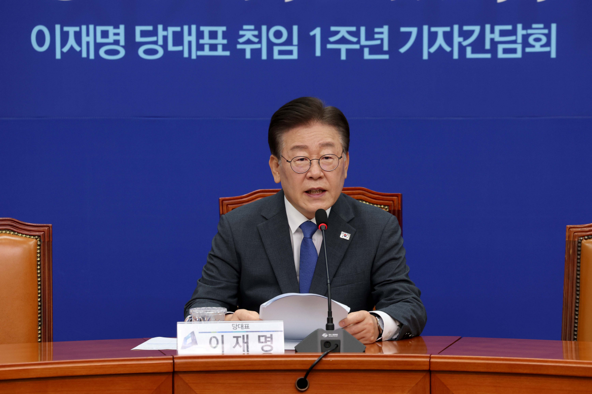 ▲이재명 더불어민주당 대표가 31일 서울 여의도 국회에서 당대표 취임 1주년 기자간담회를 갖고 있다. 신태현 기자 holjjak@