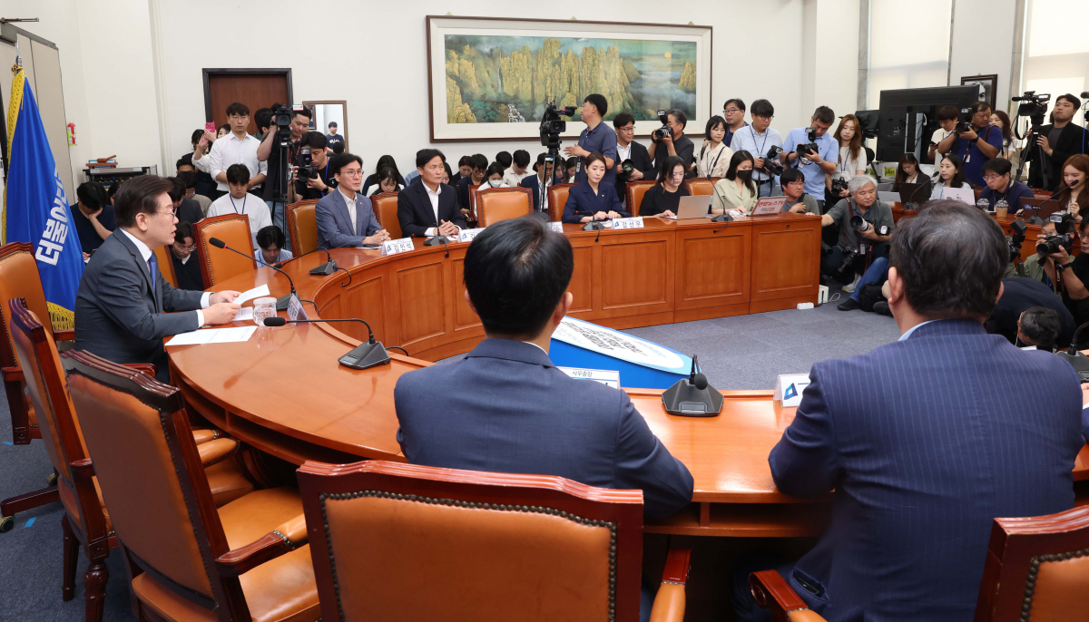 ▲이재명 더불어민주당 대표가 31일 서울 여의도 국회에서 당대표 취임 1주년 기자간담회를 갖고 있다. 신태현 기자 holjjak@