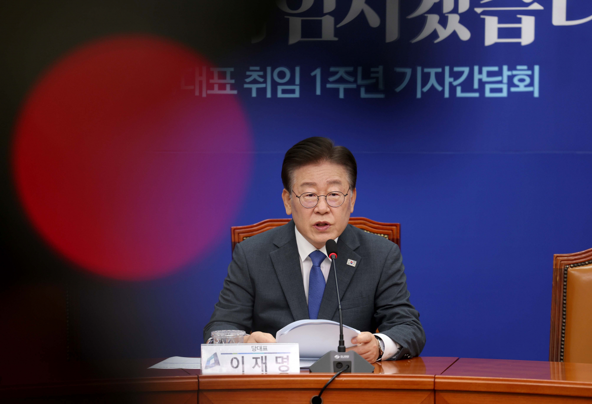 ▲이재명 더불어민주당 대표가 31일 서울 여의도 국회에서 당대표 취임 1주년 기자간담회를 갖고 있다. 신태현 기자 holjjak@