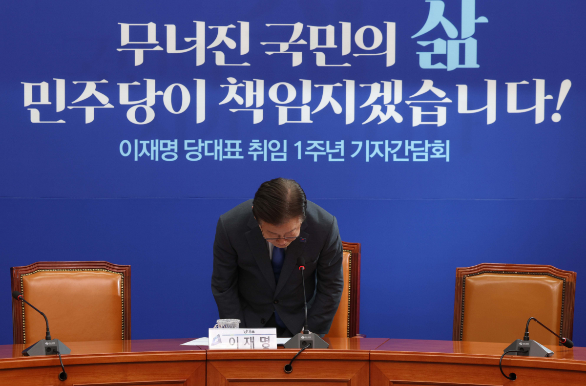 ▲이재명 더불어민주당 대표가 31일 서울 여의도 국회에서 열린 당대표 취임 1주년 기자간담회에서 인사하고 있다. 신태현 기자 holjjak@