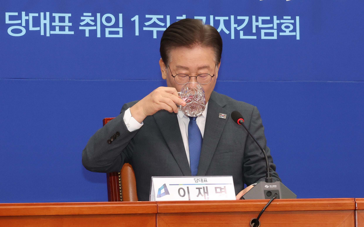 ▲이재명 더불어민주당 대표가 31일 서울 여의도 국회에서 열린 당대표 취임 1주년 기자간담회에서 물을 마시고 있다. 신태현 기자 holjjak@
