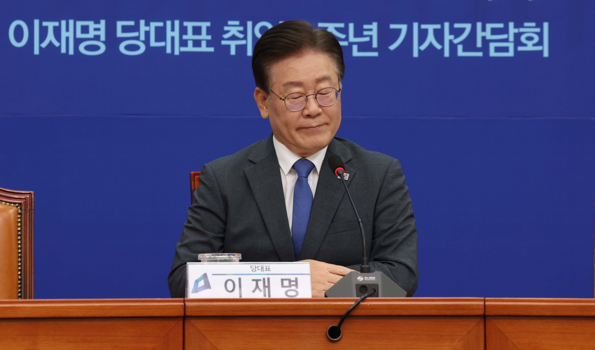 ▲이재명 더불어민주당 대표가 31일 서울 여의도 국회에서 열린 당대표 취임 1주년 기자간담회에서 잠시 생각에 잠겨 있다. 신태현 기자 holjjak@