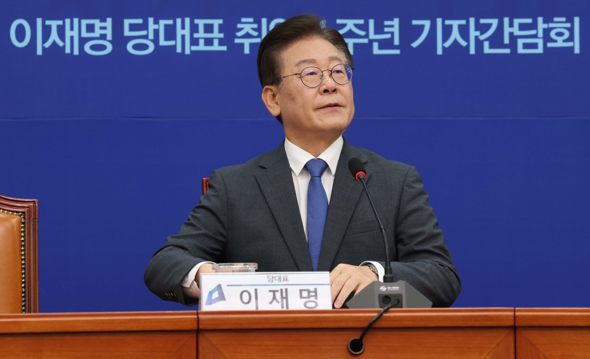 ▲이재명 더불어민주당 대표가 31일 서울 여의도 국회에서 열린 당대표 취임 1주년 기자간담회에서 잠시 생각에 잠겨 있다. 신태현 기자 holjjak@