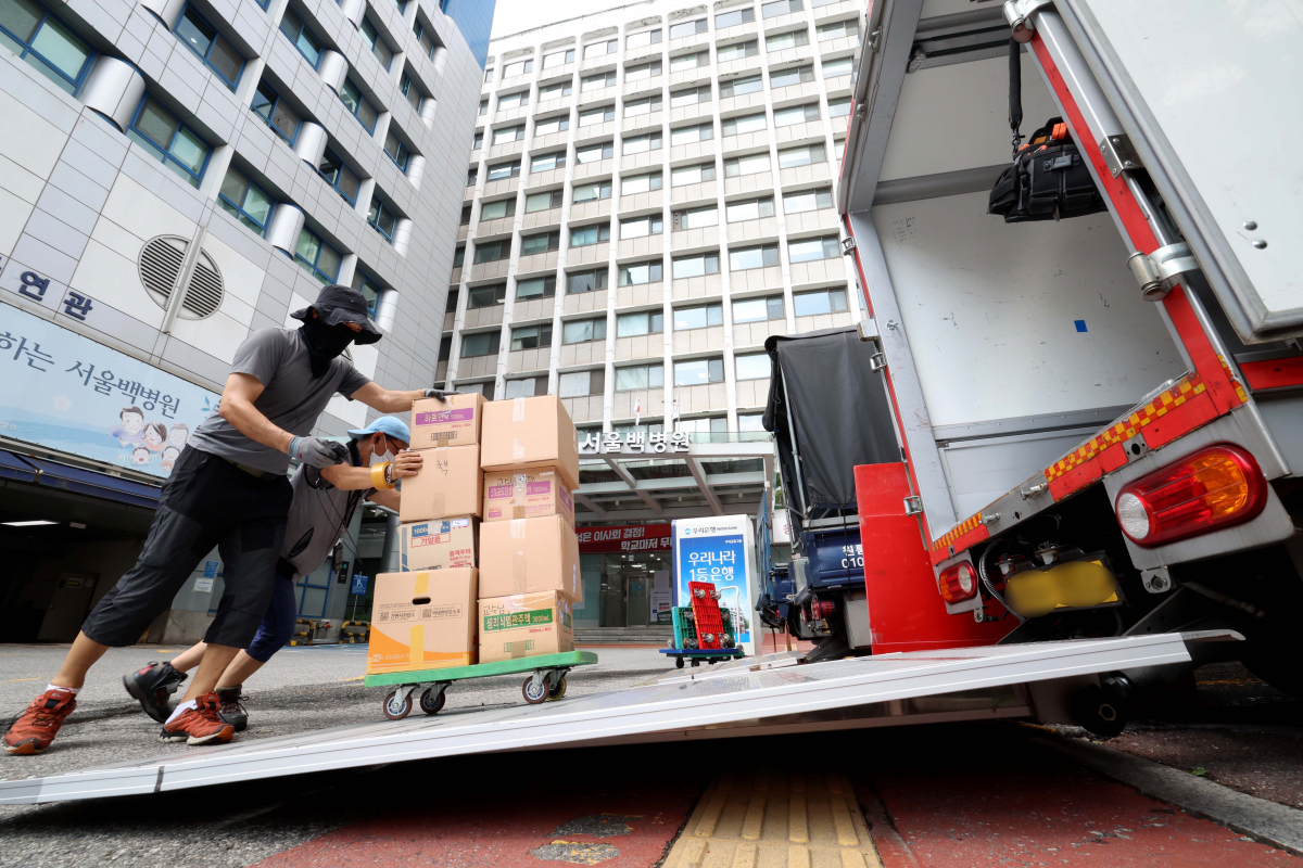 ▲인제대 서울백병원 진료 마지막 날인 31일 서울 중구 서울백병원에서 관계자들이 비품을 외부로 옮기고 있다. 서울백병원은 누적된 적자를 이유로 이날 오후 5시부터 외래, 응급실, 입원 등 모든 환자 진료를 종료한다. 병원 측은 환자들의 편의를 위해 내년 2월까지 통합발급센터를 운영해 영상기록을 포함한 의무기록 사본 등의 서류를 발급할 예정이다. 신태현 기자 holjjak@