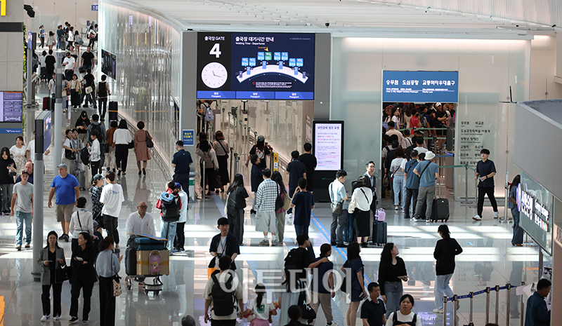 ▲윤석열 대통령이 취임 후 첫 임시공휴일을 지정한 31일 인천국제공항 제1여객터미널 출국장이 여행객들로 북적이고 있다. 항공업계는 9월 28일부터 10월 3일 개천절까지 최장 6일간 이어지는 황금연휴를 맞아 중·장거리 노선 예약률이 예년 명절보다 높게 나타났다고 밝혔다. 고이란 기자 photoeran@