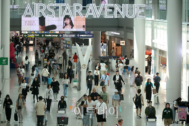 ▲윤석열 대통령이 취임 후 첫 임시공휴일을 지정한 31일 인천국제공항 제1여객터미널 면세점이 여행객들로 북적이고 있다. 항공업계는 9월 28일부터 10월 3일 개천절까지 최장 6일간 이어지는 황금연휴를 맞아 중·장거리 노선 예약률이 예년 명절보다 높게 나타났다고 밝혔다. 고이란 기자 photoeran@
