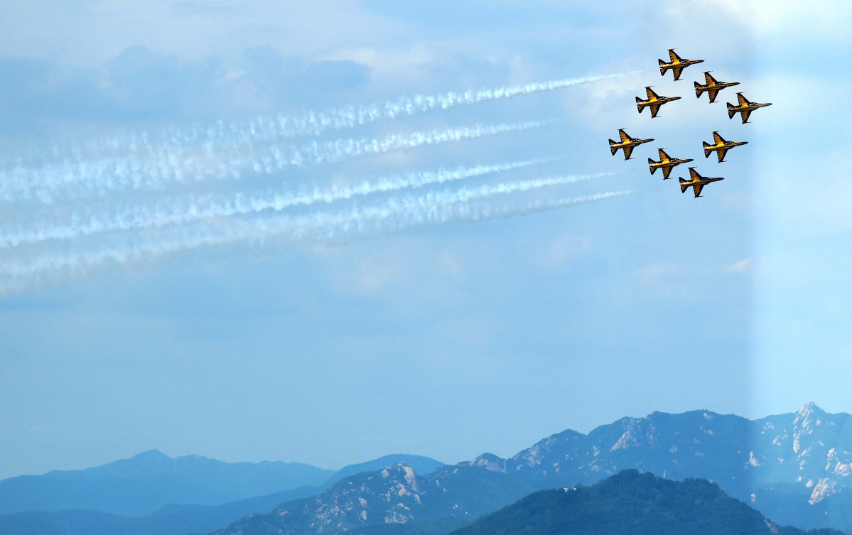 ▲공군 특수비행팀 '블랙이글스'가 31일 서울 도심 상공에서 제75주년 국군의 날 축하비행 예행연습을 하고 있다. 신태현 기자 holjjak@
