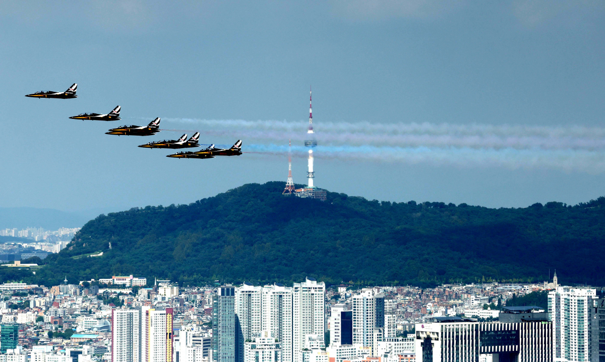 ▲공군 특수비행팀 '블랙이글스'가 31일 서울 도심 상공에서 제75주년 국군의 날 축하비행 예행연습을 하고 있다. 신태현 기자 holjjak@