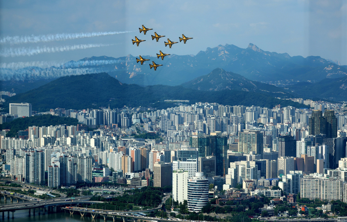 ▲공군 특수비행팀 '블랙이글스'가 31일 서울 도심 상공에서 제75주년 국군의 날 축하비행 예행연습을 하고 있다. 신태현 기자 holjjak@