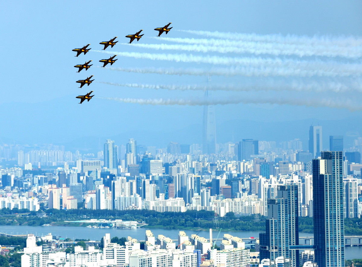 ▲공군 특수비행팀 '블랙이글스'가 31일 서울 도심 상공에서 제75주년 국군의 날 축하비행 예행연습을 하고 있다. 신태현 기자 holjjak@