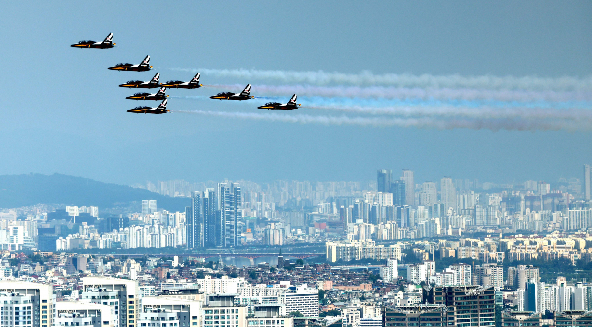 ▲공군 특수비행팀 '블랙이글스'가 31일 서울 도심 상공에서 제75주년 국군의 날 축하비행 예행연습을 하고 있다. 신태현 기자 holjjak@